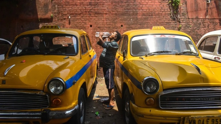 熱波が襲うインドのコルカタで水分を補給するタクシー運転手/Sudipta Das/NurPhoto/Getty Images