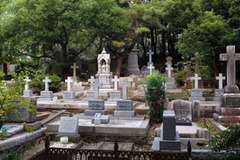 横浜外国人墓地の墓石からは日本で暮らした外国人の歴史をたどることができる