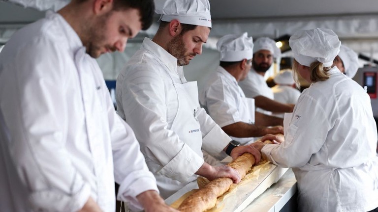 フランスのパン職人たちが、世界記録を超える長さのバゲットを焼き上げた
