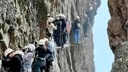 大混雑の絶壁ルート、登山客が１時間あまり立往生　中国東部
