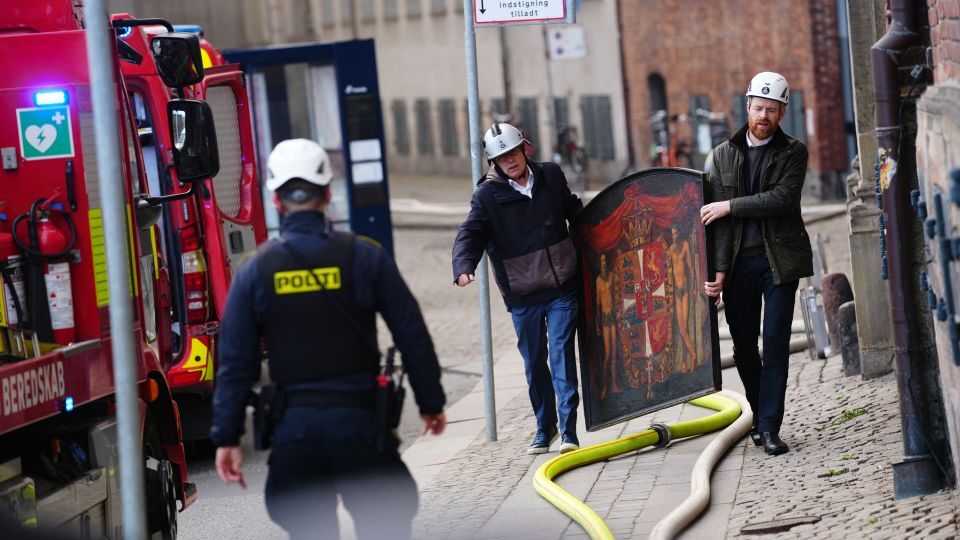 火災に遭った建物から絵画を運び出す人々/Ida Marie Odgaard/Ritzau Scanpix/AFP/Getty Images