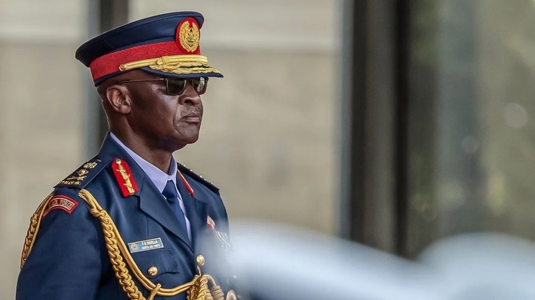 ケニア軍を率いるフランシス・オゴラ司令官ら軍関係者が、搭乗したヘリの墜落で死亡/Luis Tato/AFP/Getty Images