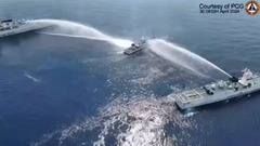 フィリピン沿岸警備隊が提供した中国船による放水を捉えた映像の一コマ