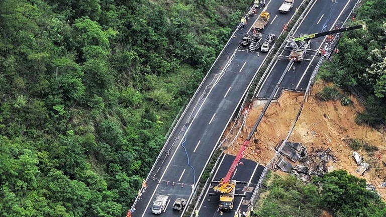 中国広東省で高速道路が一部崩落、死者１９人