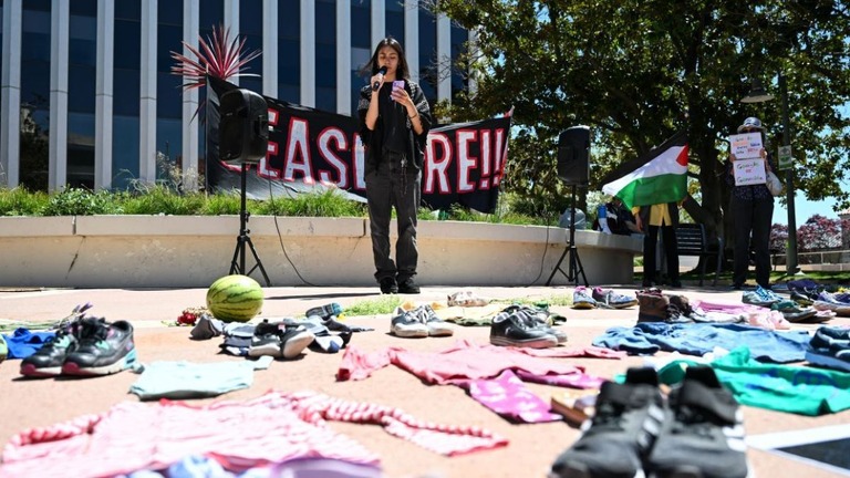 親パレスチナの集会で発言するグーグルの元従業員＝４月２１日、米カリフォルニア州パロアルト/Tayfun Coskun/Anadolu/Getty Images