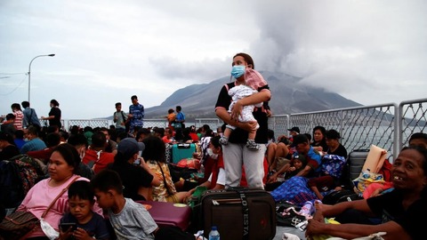 インドネシア火山噴火で数千人が避難、空港閉鎖　マレーシア便も欠航