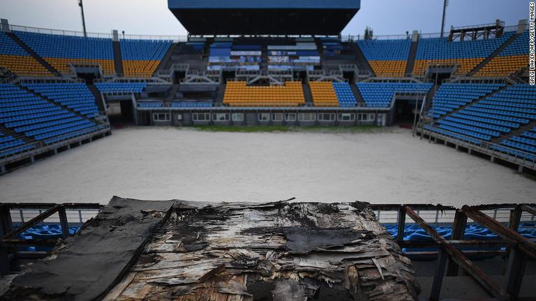 ２０１６年のリオ五輪の各施設も、現在は利用されることなく放置されている（写真は北京五輪のビーチバレーボールの競技場）/GREG BAKER/AFP/Getty Images