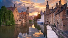 中世の雰囲気が漂う街路や曲がりくねった運河が魅力的なベルギーのブルージュ
