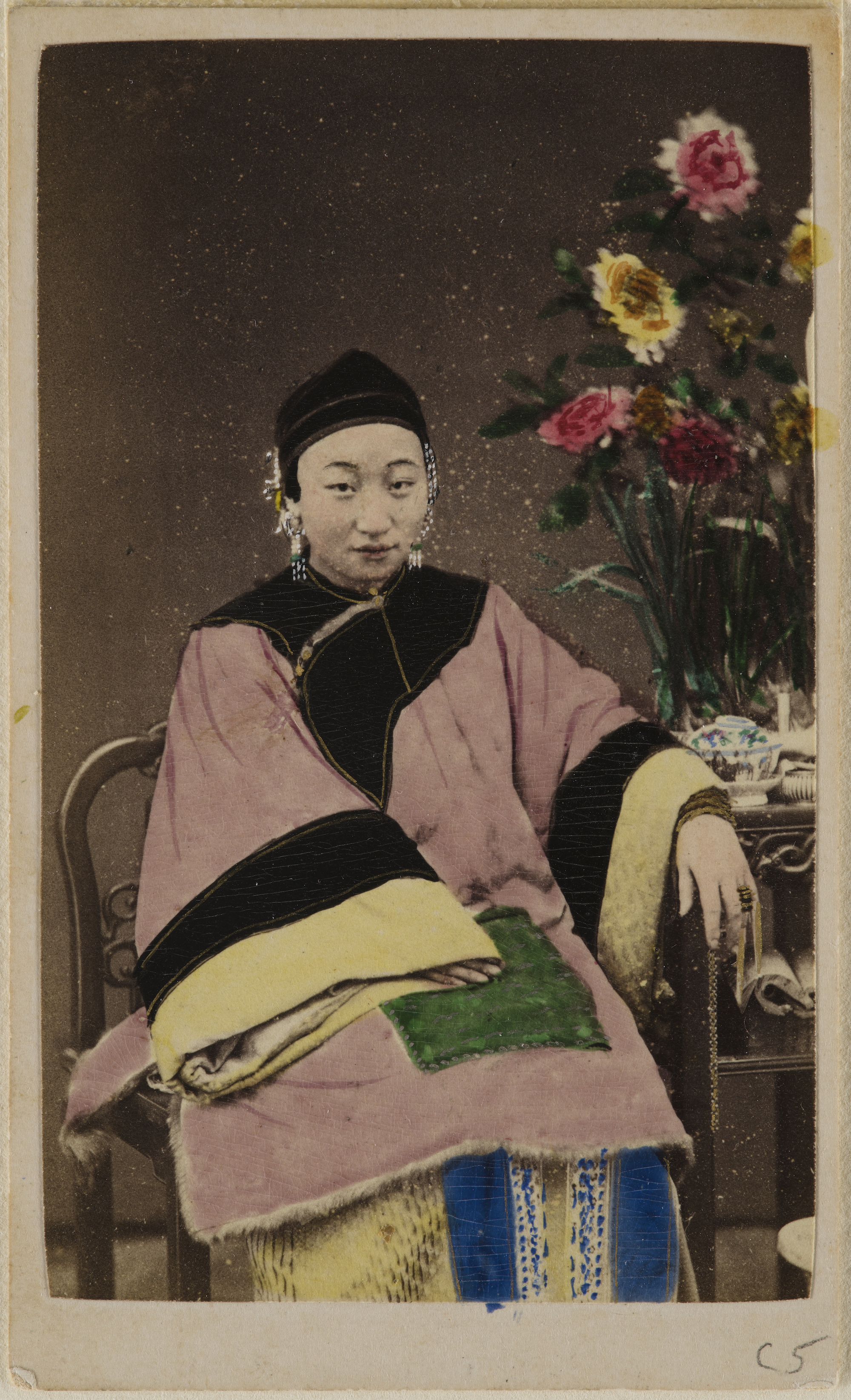 サン・ヒン「座った女性」＝１８６０年ごろ/The Loewentheil Collection of China Photography