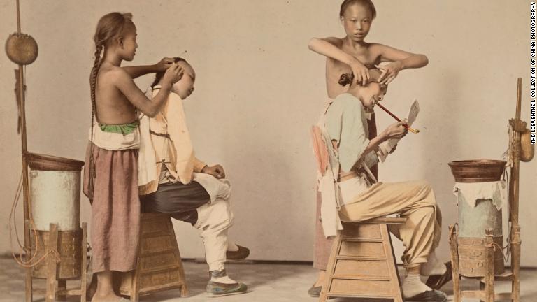 撮影者不詳「若い理容師たち」＝１８７０年/The Loewentheil Collection of China Photography
