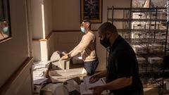 ペンシルベニア州イーストンで郵便投票を処理する作業員