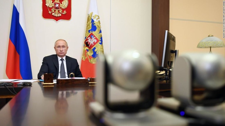 ビデオ会議でワクチンについて伝えるロシアのプーチン大統領/Alexey Nikolsky/Sputnik/AFP via Getty Images