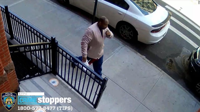 ６５歳の女性を暴行した男の様子は監視カメラに映っていた/NYPD