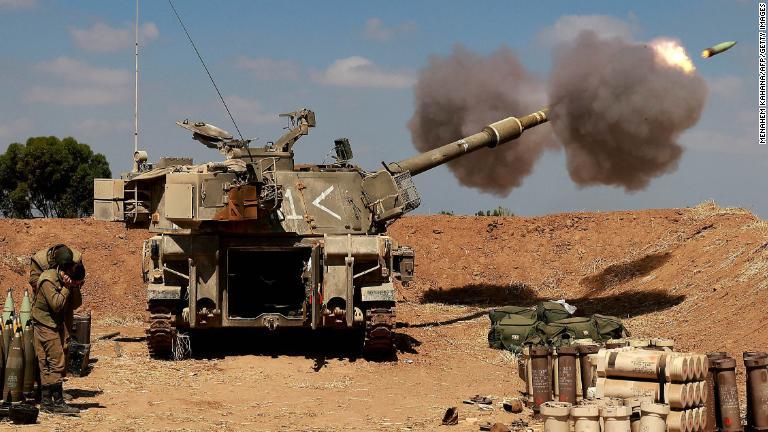 榴弾砲を撃つイスラエル軍＝１３日、イスラエル・スデロット/Menahem Kahana/AFP/Getty Images