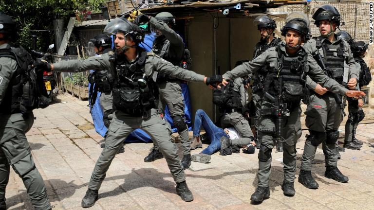 パレスチナ人を拘束するイスラエル警察＝１０日/Ammar Awad/Reuters