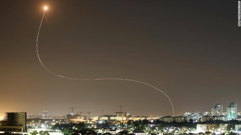 イスラエルの防空システム「アイアンドーム」がロケット弾を迎撃した＝１１日/Amir Cohen/Reuters