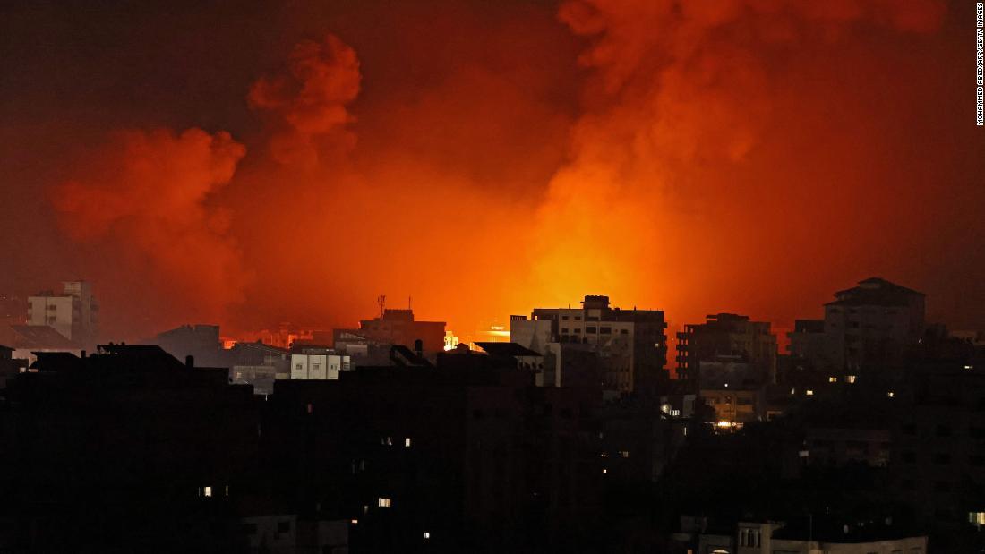 イスラエル軍による空爆後に炎が上がる＝１６日、ガザ/Mohammed Abed/AFP/Getty Images