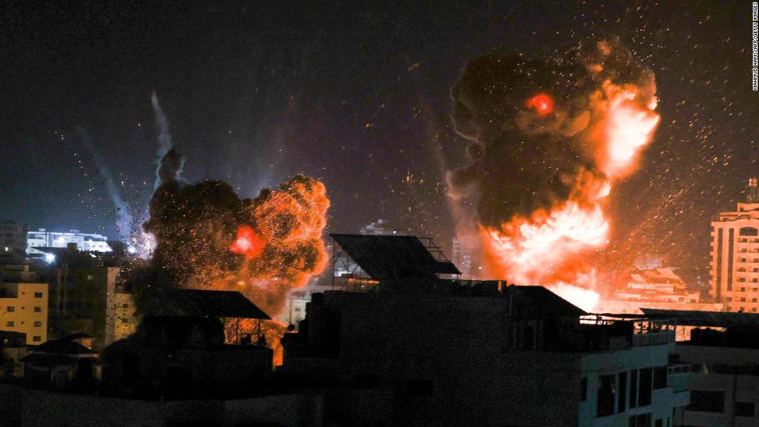 イスラエル軍の空爆を受けるガザ市の建物＝１８日未明/Mahmud Hams/AFP/Getty Images