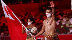 リオデジャネイロ五輪や平昌五輪で注目を集めたトンガの上半身裸の旗手はピタ・タウファトファ選手。今回も参加し、テコンドーに出場する