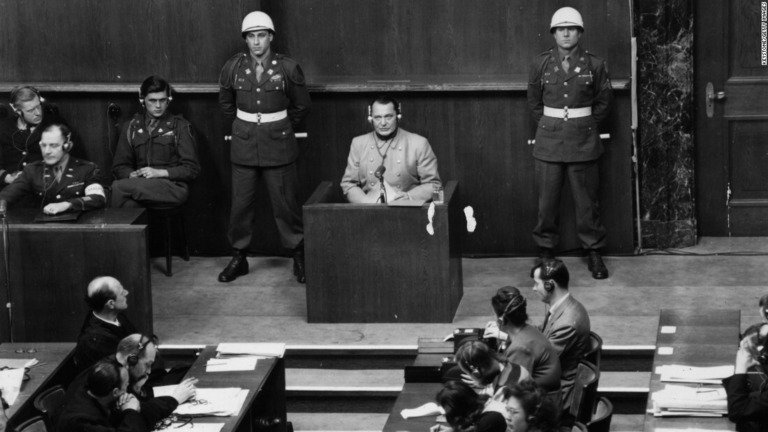 ニュルンベルク裁判で証人席に着くナチスの指導者、ヘルマン・ゲーリング/Keystone/Getty Images