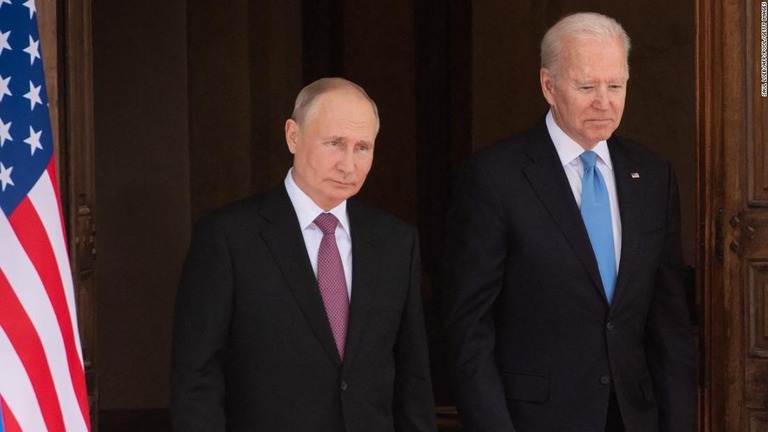 米国のバイデン大統領（右）とロシアのプーチン大統領＝２０２１年１月、スイス・ジュネーブ/SAUL LOEB/AFP/POOL/Getty Images