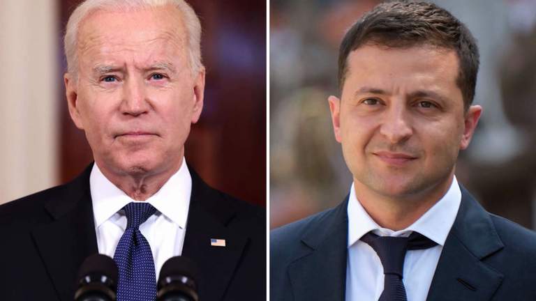 米国のバイデン大統領（左）とウクライナのゼレンスキー大統領
