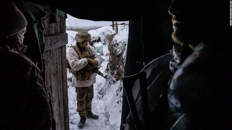 親ロシア派勢力とにらみ合う最前線の陣地に駐留するウクライナ軍の兵士/Timothy Fadek/Redux for CNN