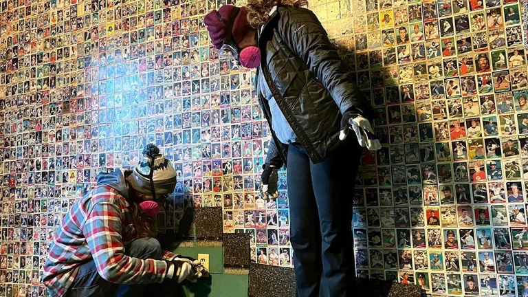 自宅のリフォーム中、壁一面に貼られた１６００枚の野球カードが見つかった/Courtesy Melissa Brodt