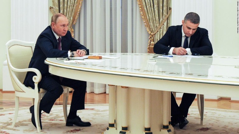 ハンガリーのオルバン首相と会談を行ったプーチン大統領（左）＝１日、ロシア/Mikhail Klimentyev/TASS/Getty Images