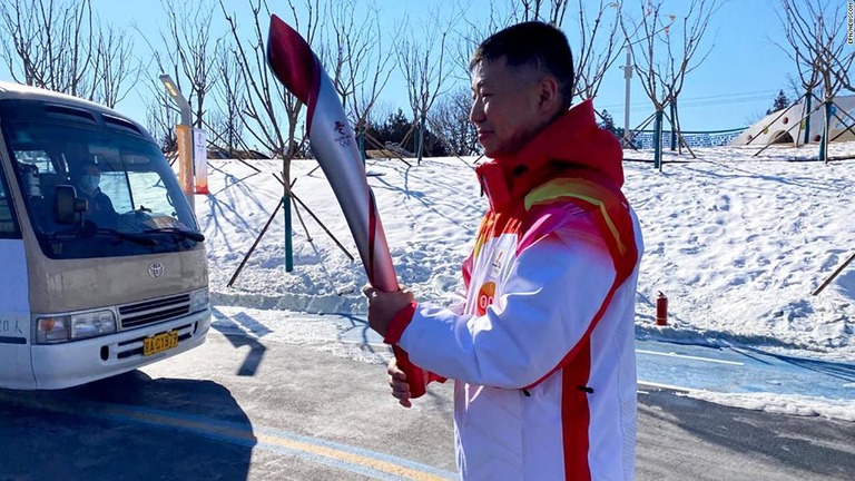 人民解放軍の連隊の指揮官、祁発宝氏が聖火ランナーに登場＝２日、北京/EPN/Newscom