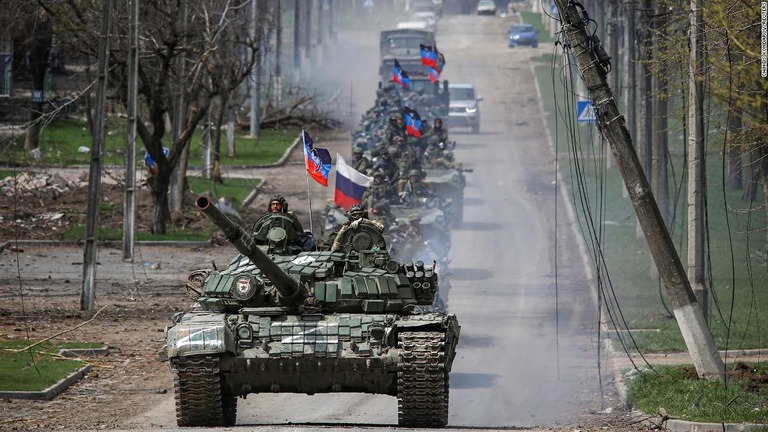 マリウポリの街路を進む親ロシア派勢力の軍用車両の列＝４月２１日撮影/Chingis Kondarov/Reuters