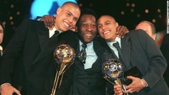 １９９７年、国際サッカー連盟（ＦＩＦＡ）の授賞式でトロフィーを手にするブラジルのロナウド（左）、ロベルト・カルロスと