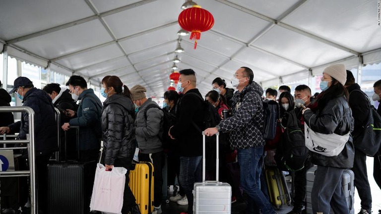 春節を前に、スーツケースを持って上海の鉄道駅構内を歩く旅行者ら/Aly Song/Reuters