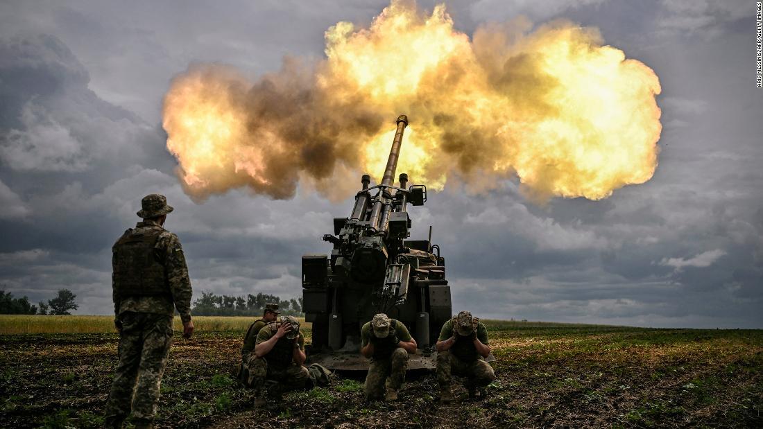 ウクライナ東部ドンバス地方でフランス製の自走砲を発射するウクライナ軍の兵士/Aris Messinis/AFP/Getty Images