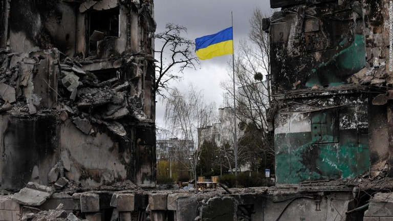 首都近郊の町ボロディアンカの破壊された住宅街に立つウクライナ国旗/Sergei Chuzavkov/SOPA Images/Sipa USA/Reuters