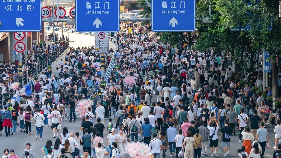 重慶の千厮門大橋に向かう観光客/VCG/Getty Images