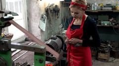戦時のウクライナ、仕事場でジェンダー規範を打ち破る女性たち