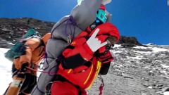 見知らぬ登山者を背負って救助、エベレストのシェルパ