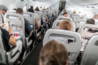 機内で規則を無視する乗客の迷惑行為は昨年、前年比で３７％増加したという