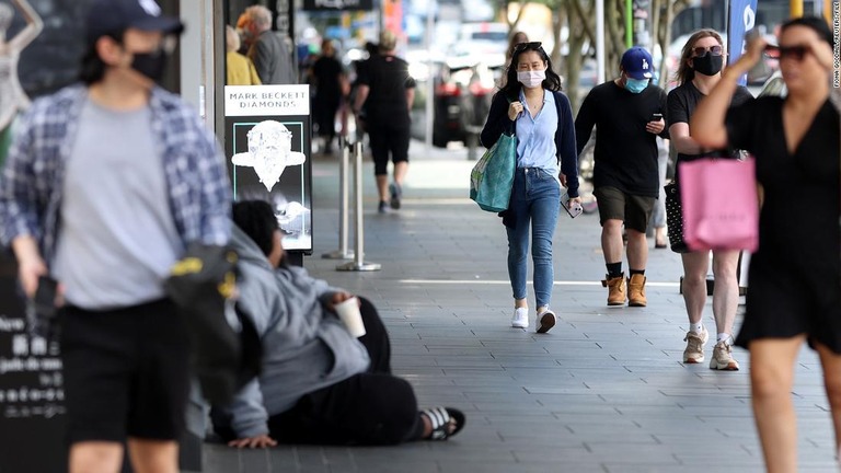 新型コロナウイルスの規制が緩和されたショッピング街を歩く買い物客＝２０２１年１１月、ニュージーランド・オークランド/Fiona Goodall/Reuters/File
