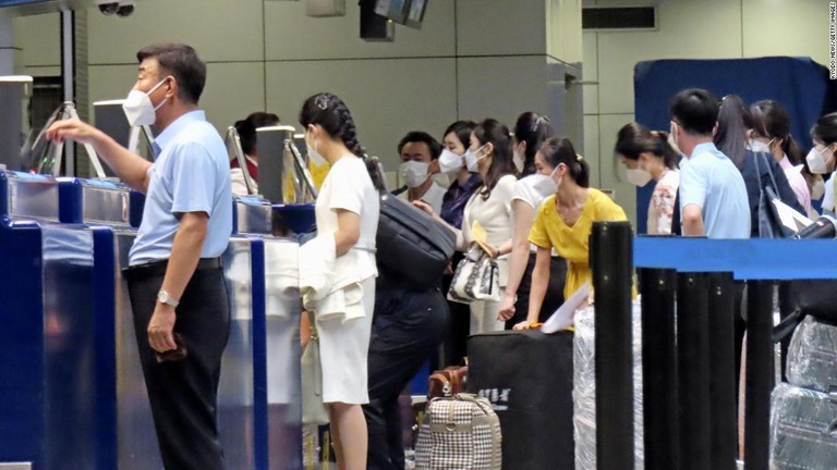 平壌行きの高麗航空機の搭乗客が並ぶ＝２６日、北京首都国際空港/Kyodo News/Getty Images