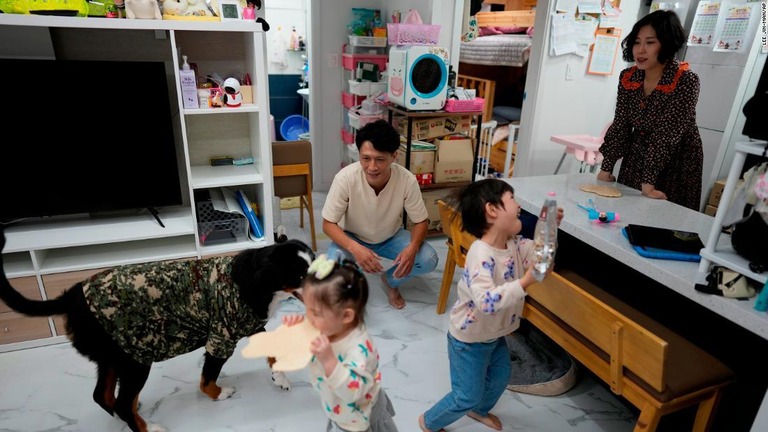 韓国が少子化対策の一環として、外国人の家事労働者の受け入れを検討している/Lee Jin-man/AP