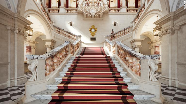 建物内に残るエドワード朝時代の装飾の中でもひときわ目を引くのが、旧陸軍省のロゴをあしらった赤絨毯（じゅうたん）が敷かれた大理石造りの大階段だ/The OWO