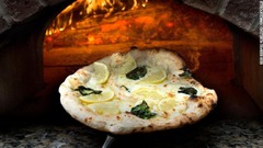 薪焼きピザはピザの１つのスタイルというより、窯で焼くのに薪を利用するその手法に由来する分類だ