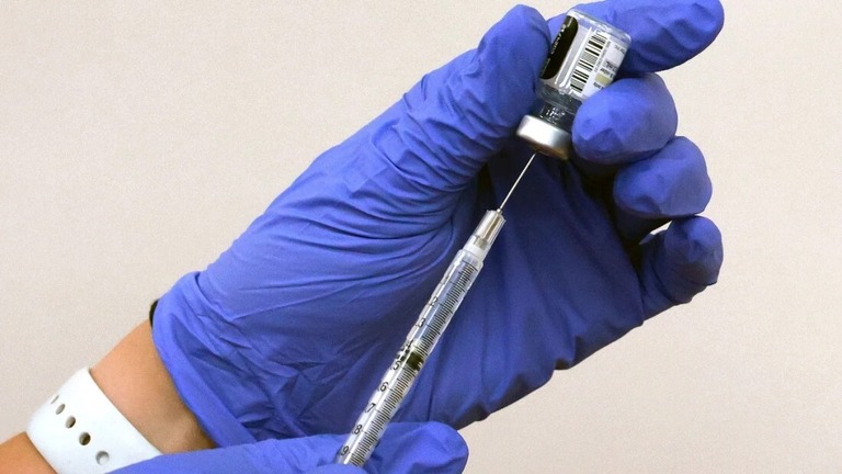 新型コロナとインフルエンザのワクチン接種で脳卒中のリスクがわずかに上昇する可能性があるという調査結果が報告された/Joe Burbank/Orlando Sentinel/AP