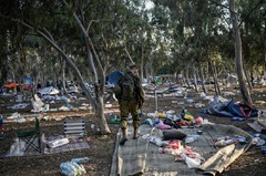 ハマスに襲撃された音楽フェスの会場近くをパトロールするイスラエル軍兵士＝１０月１２日