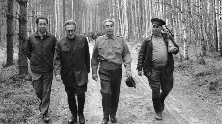 ソ連のブレジネフ共産党書記長と並んで歩くキッシンジャー氏（左から２人目）＝１９７３年/ITAR-TASS Photo Agency/Alamy Stock Photo