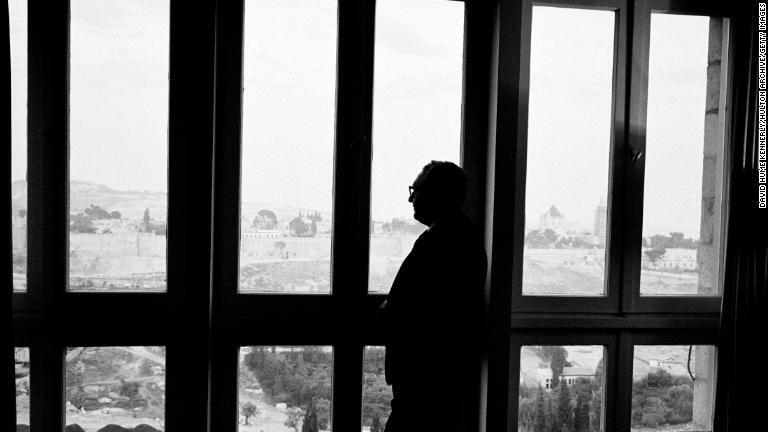 エルサレムのホテルから窓の外を眺めるキッシンジャー氏＝１９７５年/David Hume Kennerly/Hulton Archive/Getty Images