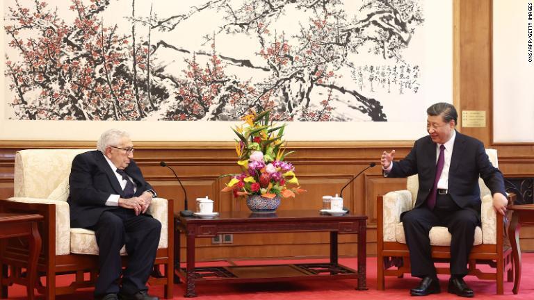 中国の習近平（シーチンピン）国家主席と会談するキッシンジャー氏＝２０２３年７月、北京/CNS/AFP/Getty Images