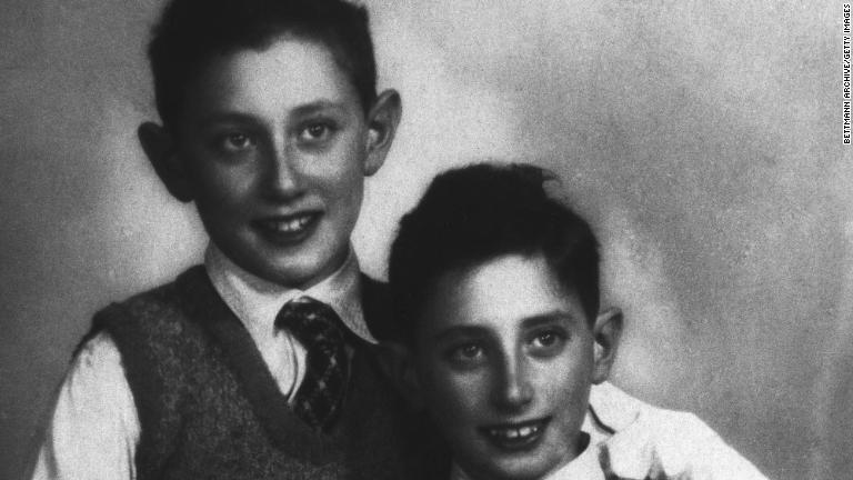 弟のバルター氏と写真に収まる１１歳のキッシンジャー氏。ドイツ・フュルトで生まれた当時の氏名はハインツ・アルフレート・キッシンガーだった。ナチス・ドイツから逃れて米国に移住した際、ヘンリーに名前を変更した＝１９３０年/Bettmann/Bettmann/Bettmann Archive